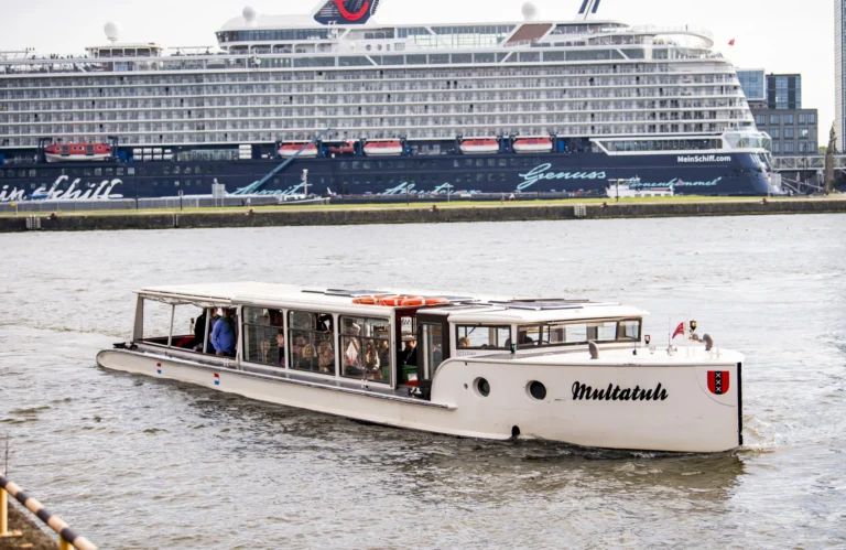 De Kromhouthal – Haven en Binnenplein – Boot over het IJ