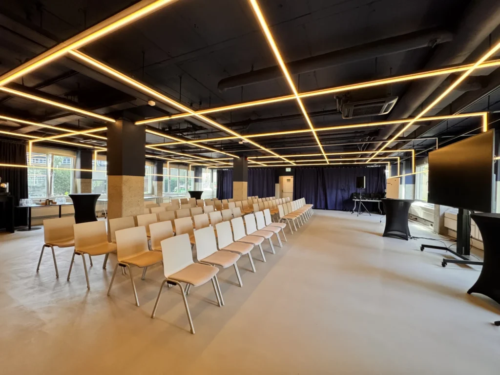 Dotslash Utrecht – Eventspace The Grid – Event Space The Grid Theater-opstelling (3)