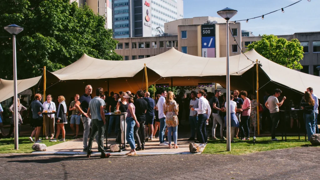 Dotslash Utrecht – ./terras – Stretch tent op de binnenplaats van de Dotslash Campus