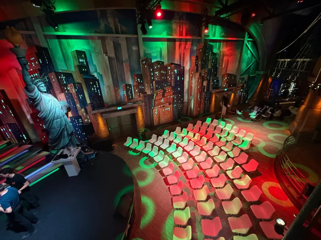 Event Studio's Aalsmeer – Big Apple – Big Apple plenaire setting in huisstijl van de klant