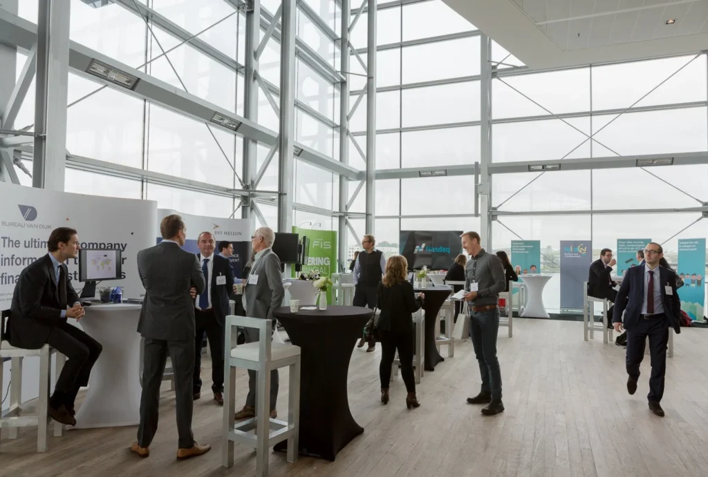 ijVENUES & Movenpick Hotel Amsterdam City Centre – B - Foyerdeck 1 – Foyerdeck-1-stands---toevoegen