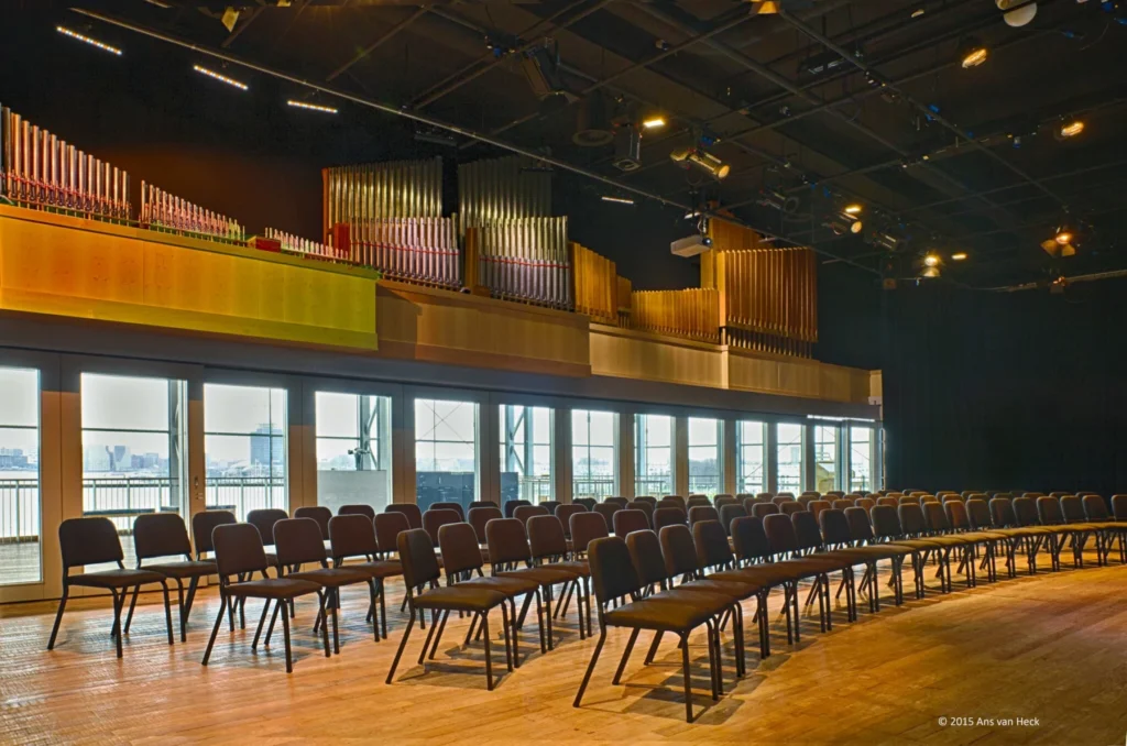 ijVENUES & Movenpick Hotel Amsterdam City Centre – B - Kleine Zaal en Foyerdeck 3 – Kleine-Zaal---plenaire-opstelling