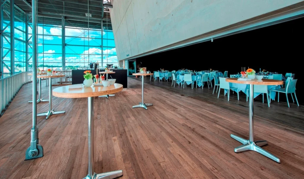 ijVENUES & Movenpick Hotel Amsterdam City Centre – B - Kleine Zaal en Foyerdeck 3 – Kleine-Zaal---podium---scherm--2-