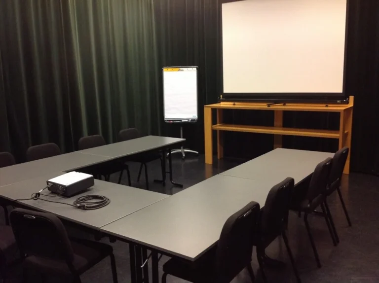 ijVENUES & Movenpick Hotel Amsterdam City Centre — B - Studio 3 — U-shaped layout 1