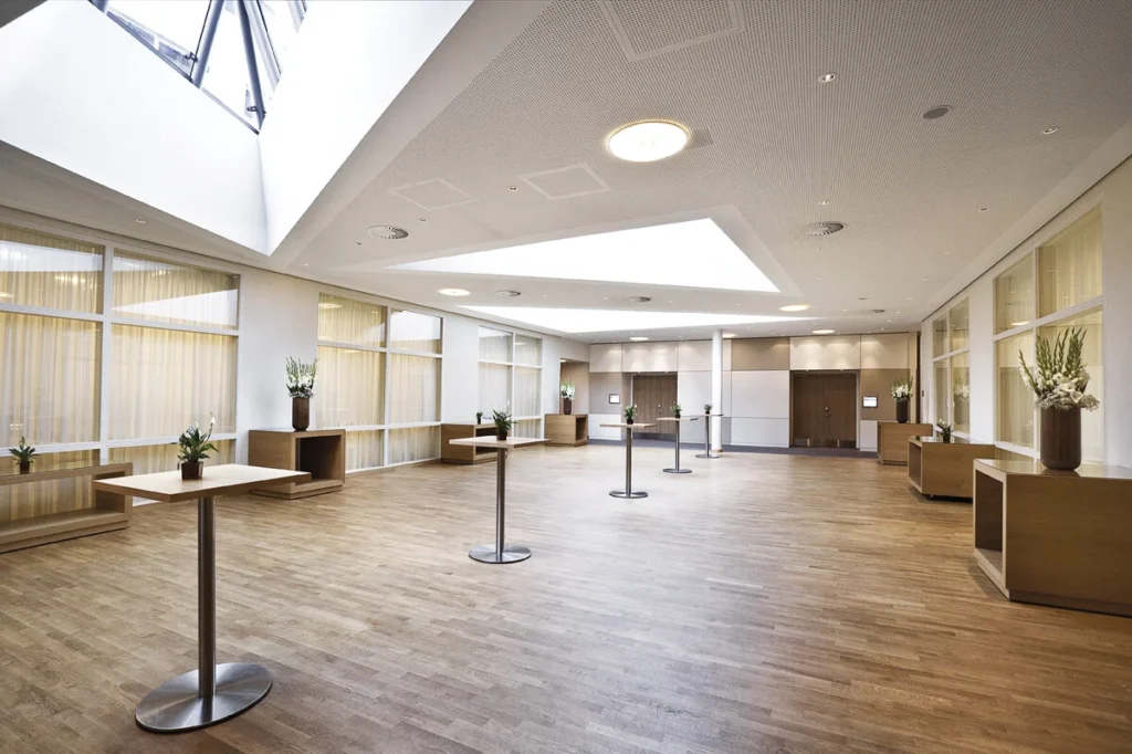 ijVENUES & Movenpick Hotel Amsterdam City Centre — C - Atrium Foyer — Entrance and reception 1