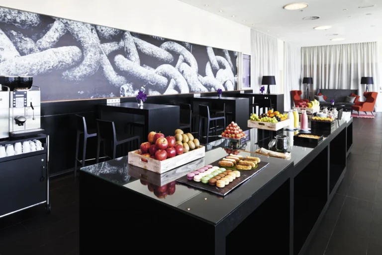 ijVENUES & Movenpick Hotel Amsterdam City Centre — C - Foyer — Entrance and reception 1