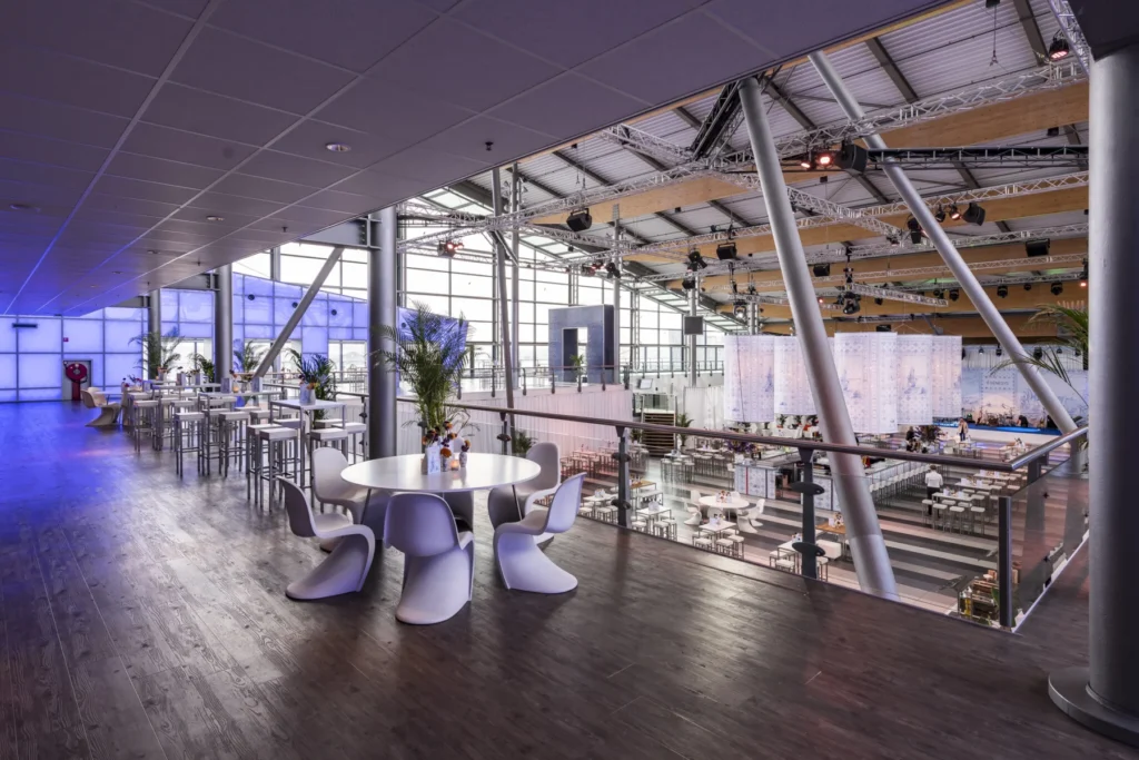 ijVENUES & Movenpick Hotel Amsterdam City Centre – D - Promenade Deck – 8.-Walking-dinner-on-Promenade-Deck