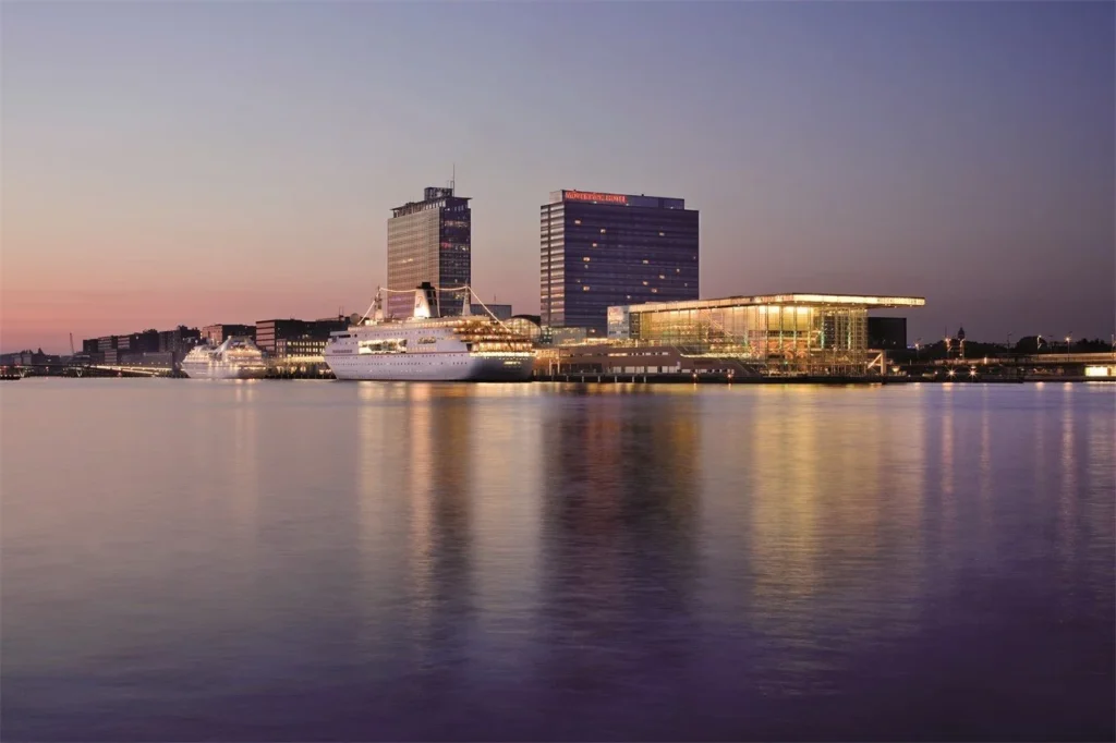 ijVENUES & Movenpick Hotel Amsterdam City Centre — Photo 1