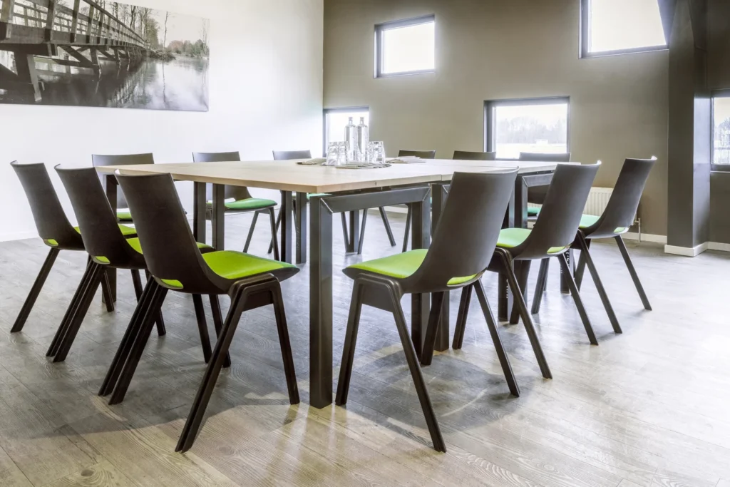 InnStyle – Maarssen – 2.0 Veen – Veen---zwarte-stoelen