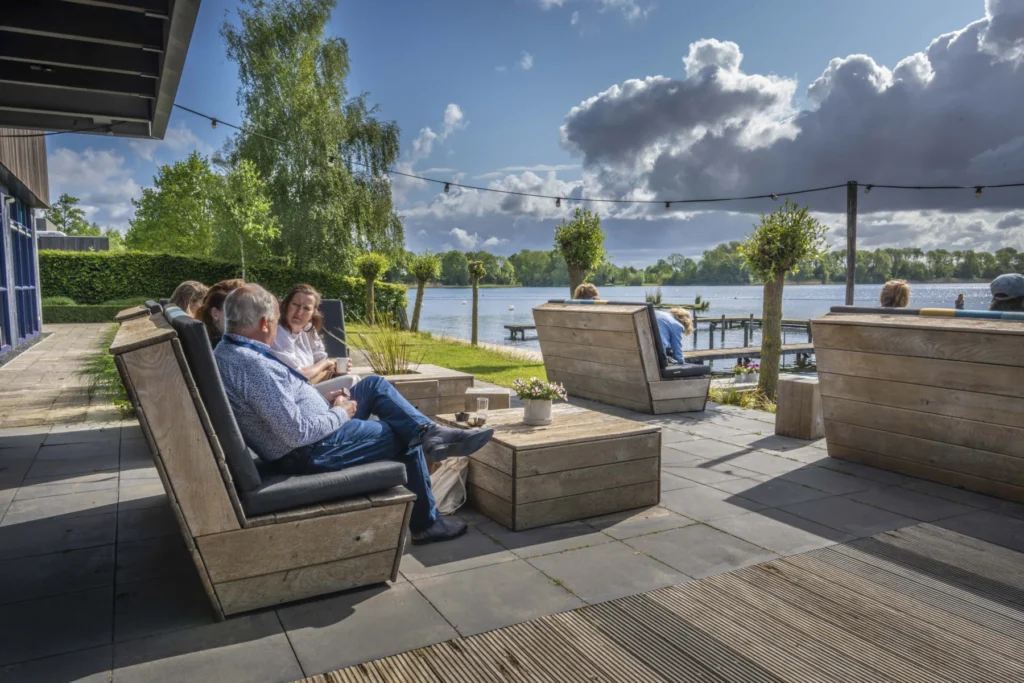 InnStyle – Maarssen – locatie – InnStyle 1.0 - Terras met gasten