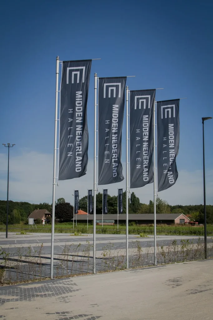 Midden Nederland Hallen – entree vlaggen