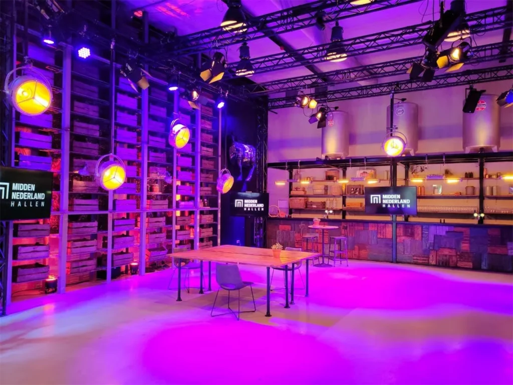 Midden Nederland Hallen – evenementenhal paarse verlichting
