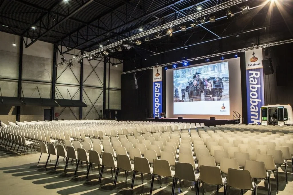 Midden Nederland Hallen – evenementenhal theateropstelling
