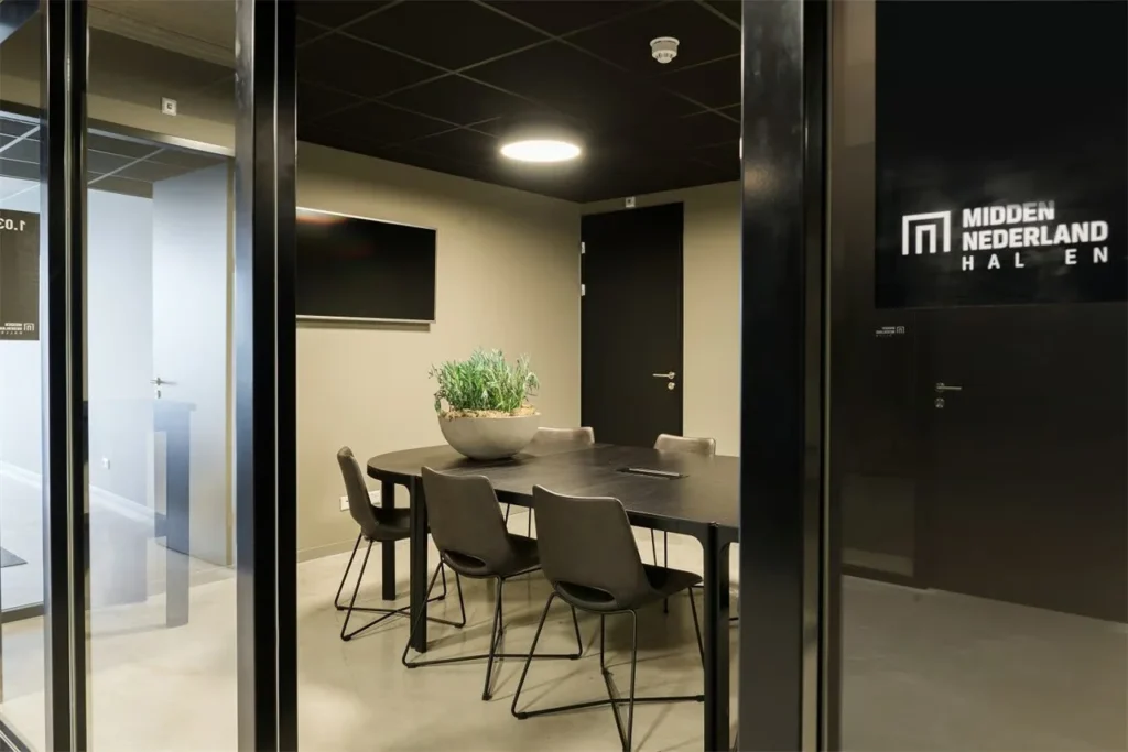 Midden Nederland Hallen – subruimte vergadertafel
