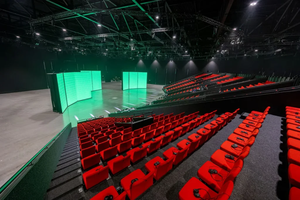 Midden Nederland Hallen – theaterhal rijdende tribunes